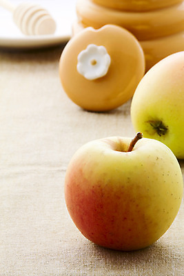 포토 JPG 해외이미지 그릇 접시 음식 과일 건강 사람없음 빨간색 가을 흰색 신선 사발 사과 유기농 날것 꿀 내추럴 숙성 정물화 채식주의자 해외202004 해외포토 식기 웰빙 계절 컬러 사기그릇 그림 채식 파일형식 이미지허브