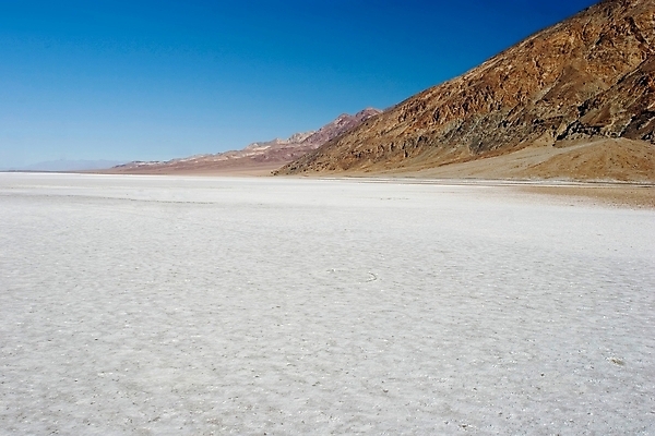 포토 JPG 해외이미지 공원 호수 모래 북아메리카 자연 하늘 산 건조 풍경 사람없음 빨간색 물 미국 사막 바위 흰색 뜨거움 황무지 당구 아래 캘리포니아 소금 대야 전국 해외202004 해외포토 자연요소 공공시설 컬러 아메리카 구기 돌_바위 방향 생태계 위치 파일형식 이미지허브