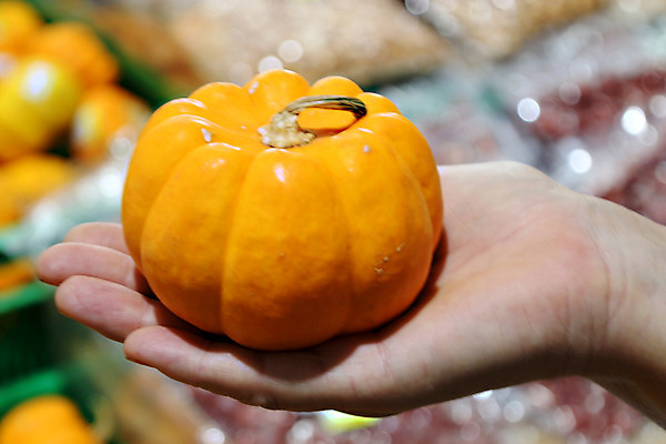 포토 JPG 해외이미지 1 라이프스타일 손 계절 음식 백그라운드 단풍 농업 다이어트 채소 오렌지 자연 호박 휴가 건강 동양인 사람없음 야외 장식 빨간색 컬러풀 농장 노란색 수확 성장 가을 신선 잡기 큼 집중 피부 그림 유기농 추수감사절 내추럴 숙성 특별함 해외202004 해외포토 웰빙 산업 기독교 컬러 컨셉 잎 과일 모션 인종 생활 신체부위 크기 생태계 파일형식 이미지허브