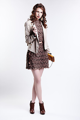 포토 JPG 해외이미지 전신 백인 모델 라이프스타일 여자 유럽 장신구 갈색머리 부츠 한명 사람 치마 갈색 유행 재킷 회색 흰색 도시 화려 보석 스타일 해외202004 해외포토 서양인 1 헤어스타일 나라 컬러 신발 컨셉 하의 생활 외투 광석 파일형식 이미지허브