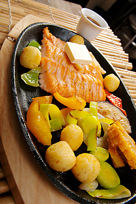 포토 JPG 해외이미지 접시 아시아 문화 음식 백그라운드 잎 다이어트 채소 건강 육류 어류 스테이크 요리 동양인 사람없음 노란색 식당 일본 식사 저녁식사 신선 뜨거움 황금 그릴 바비큐 먹기 해산물 준비 날것 연어 동쪽 점심식사 해외202004 해외포토 식물 식기 나라 컬러 식재료 모션 주방용품 서양음식 인종 상점 수중동물 방향 파일형식 이미지허브