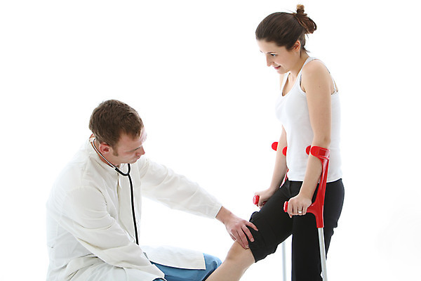 포토 JPG 해외이미지 직업 건강 병원 관리 두명 치료 약 시험 환자 의사 무릎꿇기 컨설턴트 무릎 외과 고립 의료성형뷰티 해외202004 해외포토 교육 의학 모션 사람 신체부위 의료진 전문직 상담 파일형식 이미지허브