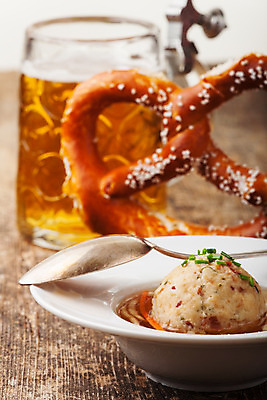 포토 JPG 해외이미지 맥주 실내 사람없음 아웃포커스 숟가락 미트볼 맥주잔 브레첼 해외202004 해외포토 음식 술잔 디저트 주류 촬영기법 수저 내부 파일형식 이미지허브