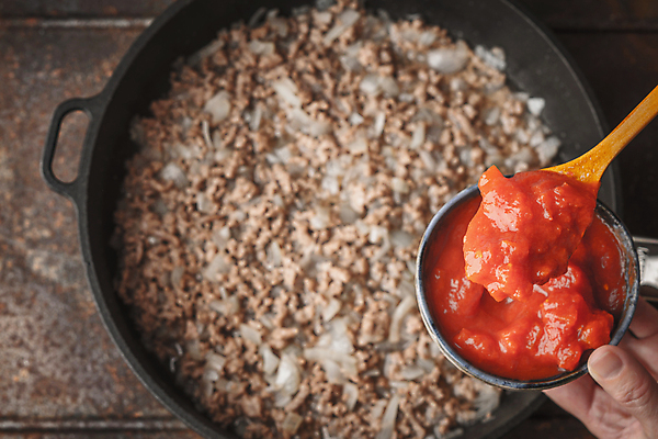 포토 JPG 해외이미지 접시 음식 백그라운드 토마토 채소 오렌지 재료 탁자 양파 육류 요리 사람없음 목재 가로 빨간색 갈색 금속 숟가락 검은색 회색 도자기 사발 냄비 소프트포커스 자르기 부식 준비 슬라이스 다진 블러 개조 해외202004 해외포토 나무 식기 컬러 가구 과일 식재료 모션 재질 촬영기법 수저 사기그릇 솥 파일형식 이미지허브