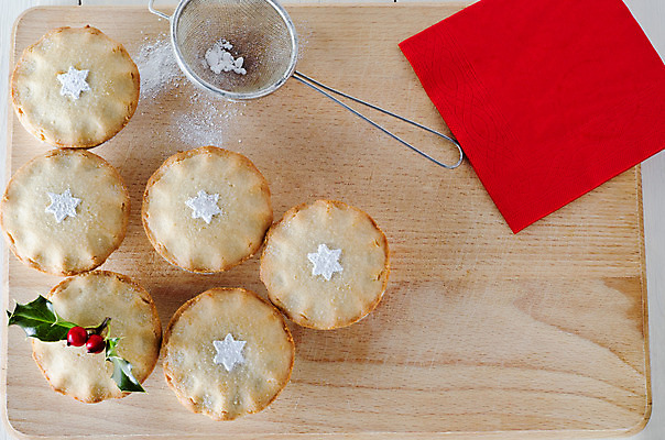 포토 JPG 해외이미지 열매 별 음식 크리스마스 디저트 사람없음 목재 장식 빨간색 축제 나뭇가지 굽기 준비 냅킨 머리위 조감도 해외202004 해외포토 자연요소 나무 식물 기념일 컬러 재료 구이 파일형식 이미지허브