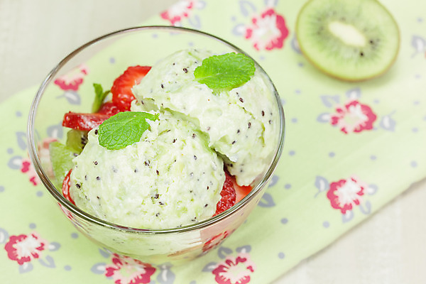 포토 JPG 해외이미지 음식 과일 부분 자연 유리 딸기 아이스크림 디저트 유제품 키위 사람없음 빨간색 세로 초록색 여름 컬러풀 냉동 얼음 추위 신선 투명 사발 변화 닫기 달콤 레몬 민트 크림 열대과일 국자 상쾌 유기농 서리 라임 건강식 셔벗 젤라또 핸드메이드 해외202004 해외포토 자연요소 웰빙 계절 감정 컬러 컨셉 모션 재질 주방용품 사기그릇 맛 허브 생태계 파일형식 이미지허브