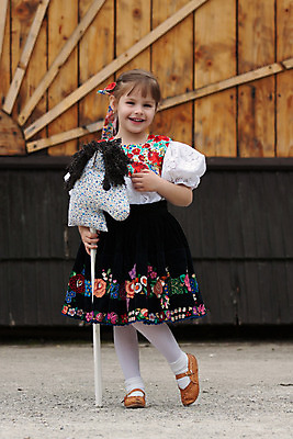 포토 JPG 해외이미지 백인 전통 드레스 옷 꽃 행복 문화 어린이 장난 자연 놀이 한명 미소 웃음 사람 여러명 야외 장식 치마 목도리 기쁨 흰색 춤 아기 행운 우아함 작음 지역 자수 민화 슬로바키아 원형극장 전국 지휘대 해외202004 해외포토 서양인 식물 1 잡화 감정 유럽 컬러 다수 컨셉 하의 문화예술 표정 크기 극장 그림 생태계 파일형식 이미지허브