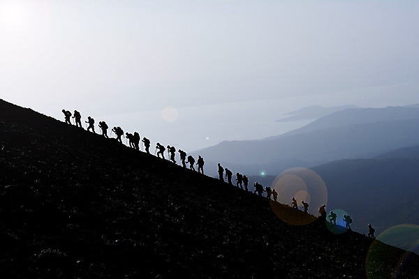 포토 JPG 해외이미지 실루엣 밧줄 산 사람없음 힘 목표 결심 어려움 헬프 해외202004 해외포토 줄 컨셉 촬영기법 도움 파일형식 이미지허브