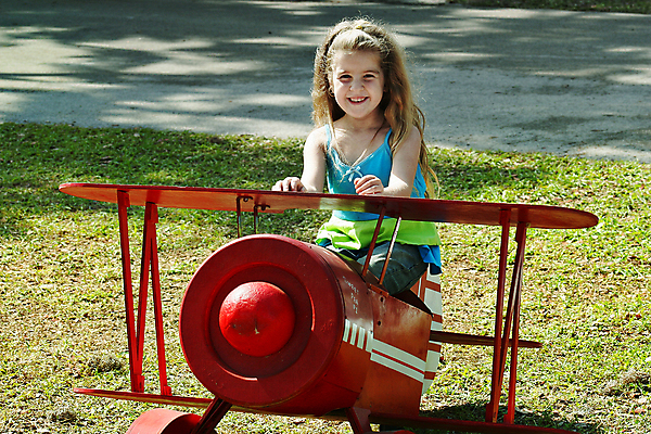 포토 JPG 해외이미지 여자 행복 어린이 비행기 한명 미소 사람 빨간색 컬러풀 기쁨 승차 대패 해외202004 해외포토 1 감정 컬러 항공교통 모션 대중교통 표정 파일형식 이미지허브