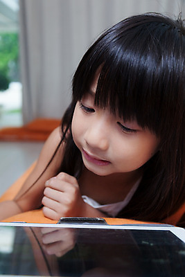 포토 JPG 해외이미지 라이프스타일 응시 여자 교육 행복 아시아 어린이 인터넷 통신 놀이 주택 실내 한명 사람 앉기 컴퓨터 소파 터치패드 알약 디지털 스크린 장비 터치 게임 관찰 연결 휴대용 무선전화기 전자 해외202004 해외포토 1 시선 감정 나라 의자 모션 내부 건물 생활 전자제품 약 전화기 오브젝트 파일형식 이미지허브