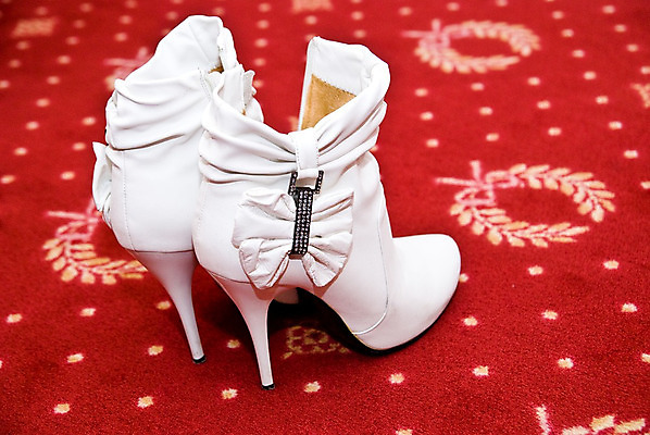 포토 JPG 해외이미지 옷 여자 결혼 신발 결혼식 부츠 사람없음 유행 흰색 활 결정체 해외202004 해외포토 컬러 사람 이벤트 파일형식 이미지허브