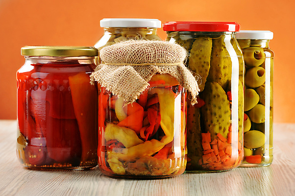 포토 JPG 해외이미지 유리병 실내 사람없음 올리브 피클 나무탁자 오이피클 올리브피클 해외202004 해외포토 열매 탁자 병_용기 내부 절임 파일형식 이미지허브