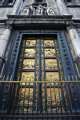 포토 JPG 해외이미지 종교 문화 미술 사람없음 교회 문 금속 이탈리아 역사 각도 대성당 청동 르네상스 신앙심 해외202004 해외포토 유럽 종교건축 재질 문화예술 건물 성당 파일형식 이미지허브