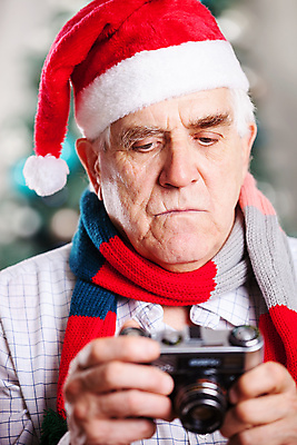 포토 JPG 해외이미지 나무 백인 1 라이프스타일 응시 할아버지 노년 남자 행복 백그라운드 크리스마스 휴가 주택 실내 건강 한명 미소 사람 성인 취미 산타클로스 카메라 스크린 사진촬영 수확 잡기 은퇴 사진사 그림 복고 옛날 스타일 해외202004 해외포토 서양인 식물 시선 기념일 감정 농업 모션 표정 내부 건물 생활 전자제품 촬영 작가 파일형식 이미지허브