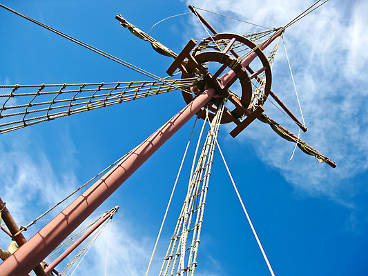 포토 JPG 해외이미지 구름 옷 밧줄 바다 여행 요트 사다리 교통시설 하늘 넥타이 항해 사람없음 목재 보트 역사 큼 함선 매듭 해군 해적 닻 돛대 도르래 복제 스페인어 옛날 해외202004 해외포토 자연요소 나무 잡화 줄 교통 배_교통 재료 군대 도구 크기 도둑 시설 파일형식 이미지허브