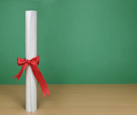 포토 JPG 해외이미지 리본 졸업 성공 사람없음 빨간색 초록색 칠판 공백 흰색 졸업장 책상 대학교 증명서 카피스페이스 해외202004 해외포토 교육 컬러 가구 컨셉 학교 파일형식 이미지허브