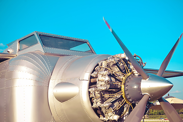 포토 JPG 해외이미지 백그라운드 교통시설 하늘 비행기 사람없음 금속 검은색 기계 수확 흰색 역사 클래식 공항 묘사 항공 복고 프로펠러 엔진 모터 대패 옛날 해외202004 해외포토 컬러 교통 컨셉 농업 항공교통 재질 대중교통 시설 파일형식 이미지허브