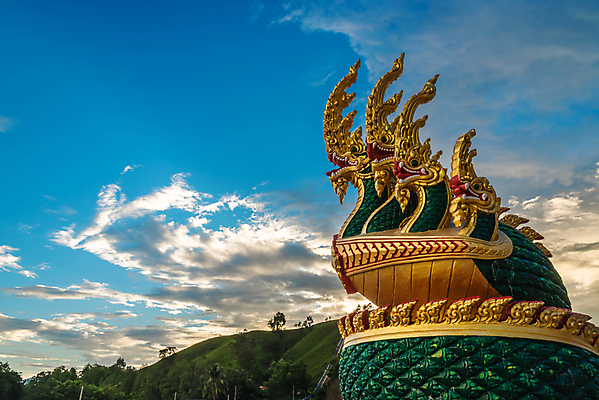 포토 JPG 해외이미지 구름 전통 아시아 종교 문화 조각 백그라운드 불교 건축양식 태국 하늘 미술 동양인 사람없음 장식 초록색 조각상 머리 골동품 사찰 뱀 황금 옛날 스타일 해외202004 해외포토 자연요소 건축 나라 컬러 종교건축 파충류 문화예술 인종 신체부위 조형물 파일형식 이미지허브