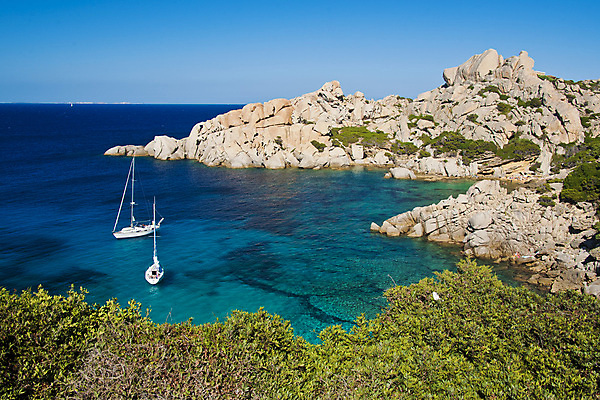 포토 JPG 해외이미지 바다 여행 요트 휴가 휴식 풍경 사람없음 야외 여름 컬러풀 햇빛 반사 여행객 목욕 이탈리아 바위 만 투명 보트 지중해 터키석 파라다이스 화강암 해외202004 해외포토 계절 유럽 컬러 컨셉 배_교통 사람 태양 청결 암석 돌_바위 보석 파일형식 이미지허브