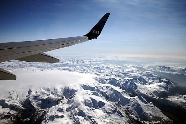 포토 JPG 해외이미지 여행 이동 날개 교통시설 하늘 휴가 산 비행기 항해 사람없음 파란색 화목 항공 제트기 대패 수평선 해외202004 해외포토 컬러 교통 컨셉 배_교통 항공교통 대중교통 시설 파일형식 이미지허브