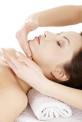 포토 JPG 해외이미지 백인 손 여자 행복 얼굴 휴식 한명 사람 성인 30대 수건 화장품 마사지 해외202004 해외포토 서양인 1 감정 컨셉 신체부위 장년 위생용품 뷰티 파일형식 이미지허브