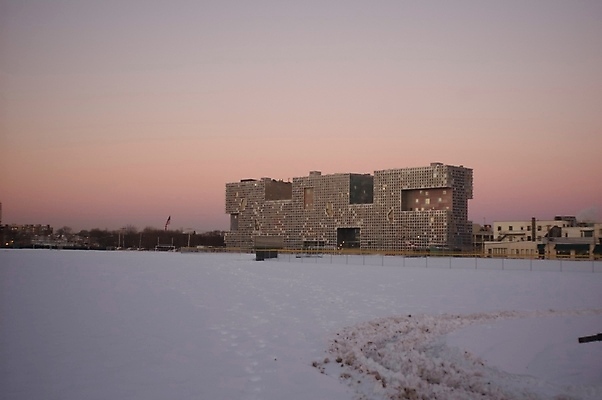포토 JPG 해외이미지 분홍색 과학 겨울 밭 건축양식 하늘 사람없음 빨간색 미국 새벽 12월 대학교 기관 눈내림 해외202004 해외포토 자연요소 계절 건축 컬러 북아메리카 농업 학교 눈_날씨 날짜 파일형식 이미지허브