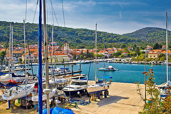 포토 JPG 해외이미지 나무 전통 유럽 바다 섬 요트 건축양식 하늘 휴가 주택 풍경 사람없음 건물 초록색 여름 파란색 교회 여행객 마을 탑 놀람 바위 도시 만 보트 역사 지중해 언덕 그림 타운 크로아티아 옛날 채널 해외202004 해외포토 식물 건축물 계절 건축 감정 나라 컬러 배_교통 종교건축 표정 사람 돌_바위 파일형식 이미지허브