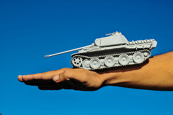 포토 JPG 해외이미지 모델 손 무기 사람없음 장난감 기계 회색 총 흰색 충돌 군용 싸움 전쟁 근육질 탱크 육군 팔 대포 해외202004 해외포토 컬러 모션 근육 군대 신체부위 몸매 파일형식 이미지허브