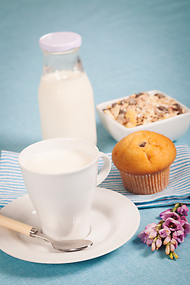 포토 JPG 해외이미지 음료 음식 아침 디저트 사람없음 식사 우유 아침식사 컵케이크 시리얼 머핀 뮤즐리 해외202004 해외포토 주간 빵 유제품 케이크 파일형식 이미지허브