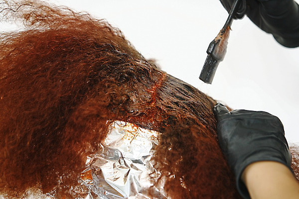 포토 JPG 해외이미지 백인 여자 신체 건강 사람없음 머리카락 페인트 붓 머리빗 흰배경 만들기 빨간머리 고립 해외202004 숱 해외포토 서양인 헤어스타일 백그라운드 모션 사람 머리 흰색 미용용품 파일형식 이미지허브