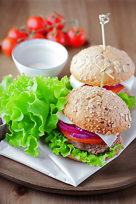 포토 JPG 해외이미지 음식 빵 토마토 양파 치즈 샌드위치 육류 스테이크 사람없음 컬러풀 소풍 식사 저녁식사 소고기 햄버거 그릴 상추 바비큐 머스터드 속도 상쾌 깨 미국문화 점심식사 치즈버거 해외202004 해외포토 감정 컬러 채소 식재료 주방용품 유제품 패스트푸드 서양음식 야외활동 조미료 소스_음식 서양문화 파일형식 이미지허브