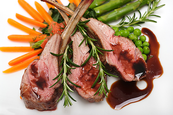 포토 JPG 해외이미지 식재료 실내 사람없음 당근 흰배경 완두콩 아스파라거스 양고기 로즈메리 양고기구이 해외202004 해외포토 백그라운드 채소 콩 뿌리채소 육류 내부 흰색 구이 허브 파일형식 이미지허브