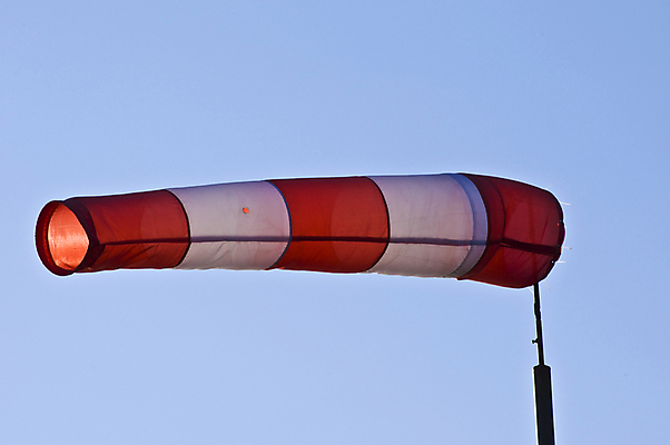 포토 JPG 해외이미지 표시 하늘 바람 날씨 양말 사람없음 야외 빨간색 파란색 태양 에너지 흰색 가리킴 깃발 분위기 지시 방향 사인 호스 튜브 소매 원뿔 해외202004 해외포토 자연요소 도형 컬러 컨셉 모션 손짓 파일형식 이미지허브