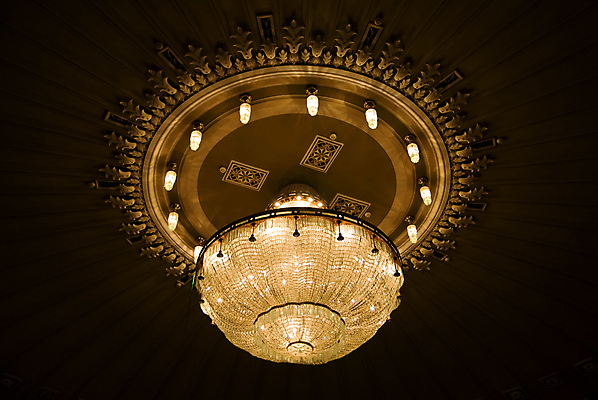 포토 JPG 해외이미지 디자인 전구 건축양식 조명 실내 미술 사람없음 내부 장식 빛 장비 골동품 클래식 고급 우아함 크리스탈 극장 천장 샹들리에 빛망울 연극 오페라 해외202004 해외포토 건축 컨셉 문화예술 광석 파일형식 이미지허브