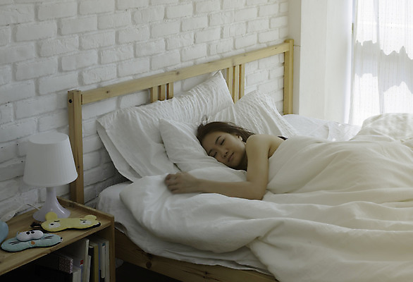 포토 JPG 해외이미지 손 여자 행복 베개 호텔 아침 휴식 주택 실내 따뜻함 사랑 한명 미소 동양인 빛 평화 어둠 꿈 방 터치 추위 흰색 침대 신선 잠 최고 야간 시원함 담요 걱정 낮잠 부드러움 취침시간 해외202004 해외포토 주간 자연요소 1 감정 컬러 가구 컨셉 침구 숙소 표정 사람 인종 내부 건물 신체부위 감각 파일형식 이미지허브