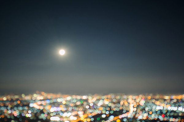 포토 JPG 해외이미지 도로 선 백그라운드 이동 컨셉 패턴 교통시설 자국 모션 자동차 추상 미래 전등 영국 거리 미술 사람없음 야외 빨간색 빛 축제 어둠 활발 산책로 도시 고속도로 야간 소프트포커스 속도 질감 네온 공평 빛망울 방법 블러 효과 해외202004 해외포토 자연요소 유럽 길 육상교통 컬러 교통 무늬 문화예술 조명 촬영기법 시설 파일형식 이미지허브