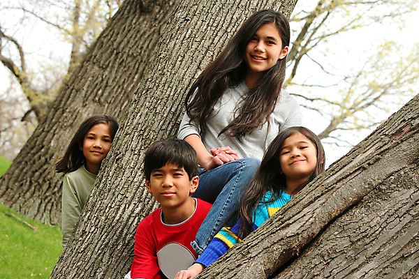 포토 JPG 해외이미지 나무 행복 어린이 가족 관계 태국 놀이 함께함 건강 미소 앉기 동양인 여러명 야외 운동 평화 봄 4 자매 다인종 다민족 남동생 스칸디나비아 혼혈 해외202004 해외포토 식물 계절 여자 감정 아시아 다수 컨셉 모션 표정 사람 인종 숫자 다문화 동생 파일형식 이미지허브