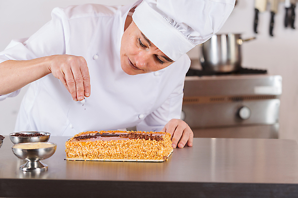 포토 JPG 해외이미지 백인 직업 접시 손 드레스 여자 음식 유니폼 호텔 디저트 요리 한명 사람 장식 케이크 주방 식당 초콜릿 요리사 달콤 크림 준비 노른자 마무리 타르트 파스텔톤 페스츄리 해외202004 해외포토 서양인 1 식기 옷 빵 컬러 숙소 신체부위 상점 계란 맛 파이_빵 파일형식 이미지허브