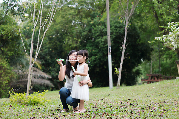 포토 JPG 해외이미지 라이프스타일 공원 여자 딸 행복 어린이 2 가족 자연 놀이 엄마 휴식 함께함 사랑 미소 사람 동양인 잔디 성인 야외 두명 초록색 여름 정원 중국 거품 기쁨 시골 잡기 불기 비누 테마 해외202004 해외포토 식물 계절 공공시설 감정 아시아 컬러 컨셉 관계 모션 표정 인종 생활 위생용품 생태계 파일형식 이미지허브