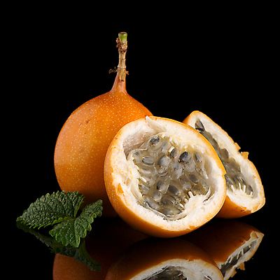 포토 해외이미지 잎 검은배경 단면 실내 사람없음 반사 신선 열대과일 패션후르츠 해외202004 해외포토 식물 백그라운드 과일 내부 검은색 파일형식 이미지허브