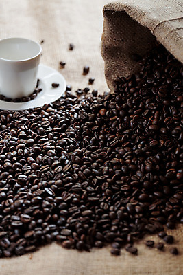포토 JPG 해외이미지 커피 음료 가방 아침 콩 실내 사람없음 세로 갈색 검은색 어둠 아침식사 굽기 삼베 질감 아로마 갈기 에스프레소 내추럴 모카 카페인 해외202004 해외포토 주간 잡화 컬러 곡류 내부 식사 구이 파일형식 천_직물 이미지허브