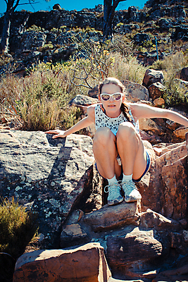 포토 JPG 해외이미지 나무 백인 1 응시 여자 자연 산 한명 사람 앉기 성인 야외 세로 여름 선글라스 맑음 절벽 바위 흰색 달콤 암초 남아프리카 케이프타운 해외202004 해외포토 서양인 식물 시선 계절 안경 컬러 모션 아프리카 날씨 돌_바위 맛 생태계 남아프리카공화국 파일형식 이미지허브