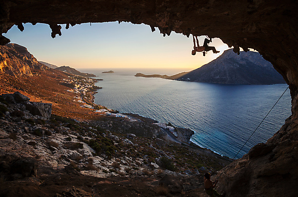 포토 JPG 해외이미지 주간 전신 남자 바다 섬 하늘 매달리기 한명 성인 야외 옆모습 잡기 암벽 역광 암벽등반 암벽등반가 성인남자한명만 해외202004 해외포토 자연요소 1 뷰포인트 모션 사람 등산 남자한명만 성인남자만 파일형식 이미지허브