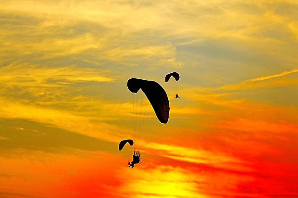 포토 JPG 해외이미지 구름 실루엣 스포츠 여행 백그라운드 날개 오렌지 자연 하늘 사람 취미 사람없음 빨간색 여름 파란색 노란색 검은색 일몰 흰색 비행 야간 위험 파일럿 항공 프로펠러 낙하산 모터 글라이더 해외202004 해외포토 자연요소 직업 계절 컬러 컨셉 과일 촬영기법 노을 생태계 파일형식 이미지허브