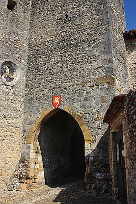 포토 JPG 해외이미지 외관 유럽 벽 건축양식 하늘 출입구 거리 주택 사람없음 야외 파란색 도시풍경 교회 여행객 문 마을 프랑스 바위 용 시골 도시 중세 역사 아치 대문 과거 지역 타운 프랑스어 고딕 로마네스크 리옹 옛날 정문 해외202004 해외포토 문자 건축 나라 컬러 컨셉 종교건축 사람 풍경 건물 돌_바위 파일형식 이미지허브