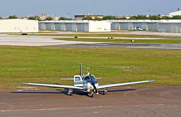 포토 JPG 해외이미지 여행 날개 교통시설 하늘 비행기 사람없음 초록색 여름 기계 만 칼날 공항 주차 항공 프로펠러 격납고 경영 대패 땅바닥 해외202004 해외포토 계절 컬러 교통 비즈니스 항공교통 대중교통 바닥 시설 파일형식 이미지허브