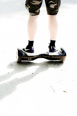 포토 JPG 해외이미지 주간 서기 야외 신체부위 승차 세그웨이 해외202004 해외포토 자연요소 육상교통 모션 사람 파일형식 이미지허브