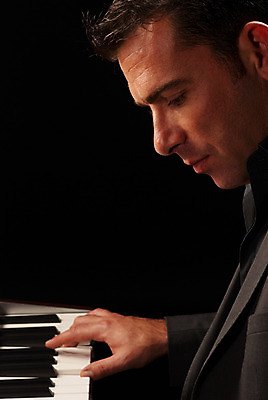 포토 JPG 해외이미지 남자 음악 연주 검은배경 실내 한명 상반신 성인 옆모습 피아노건반 집중 피아니스트 성인남자한명만 해외202004 해외포토 1 뷰포인트 백그라운드 컨셉 문화예술 사람 내부 검은색 연주자 건반 피아노 남자한명만 성인남자만 파일형식 이미지허브