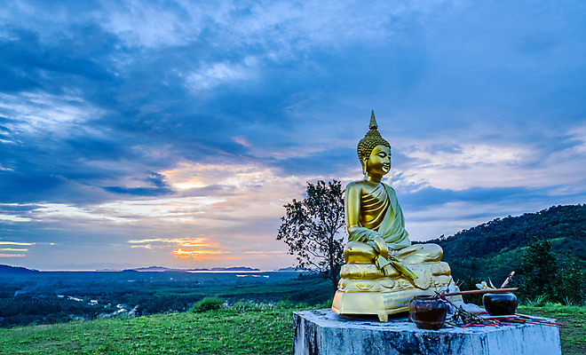 포토 JPG 해외이미지 아시아 종교 조각 섬 여행 불교 태국 자연 하늘 산 미술 동양인 풍경 사람없음 파란색 조각상 평화 일출 일몰 흰색 사찰 정상 심볼 명상 내추럴 해외202004 해외포토 나라 컬러 컨셉 종교건축 문화예술 인종 조형물 노을 생태계 파일형식 이미지허브