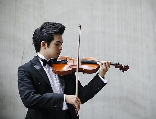 포토 JPG 해외이미지 남자 음악 연주 실내 한명 들기 상반신 성인 앞모습 옆모습 바이올린 바이올리니스트 성인남자한명만 해외202004 해외포토 1 뷰포인트 모션 현악기 문화예술 사람 내부 연주자 남자한명만 성인남자만 파일형식 이미지허브